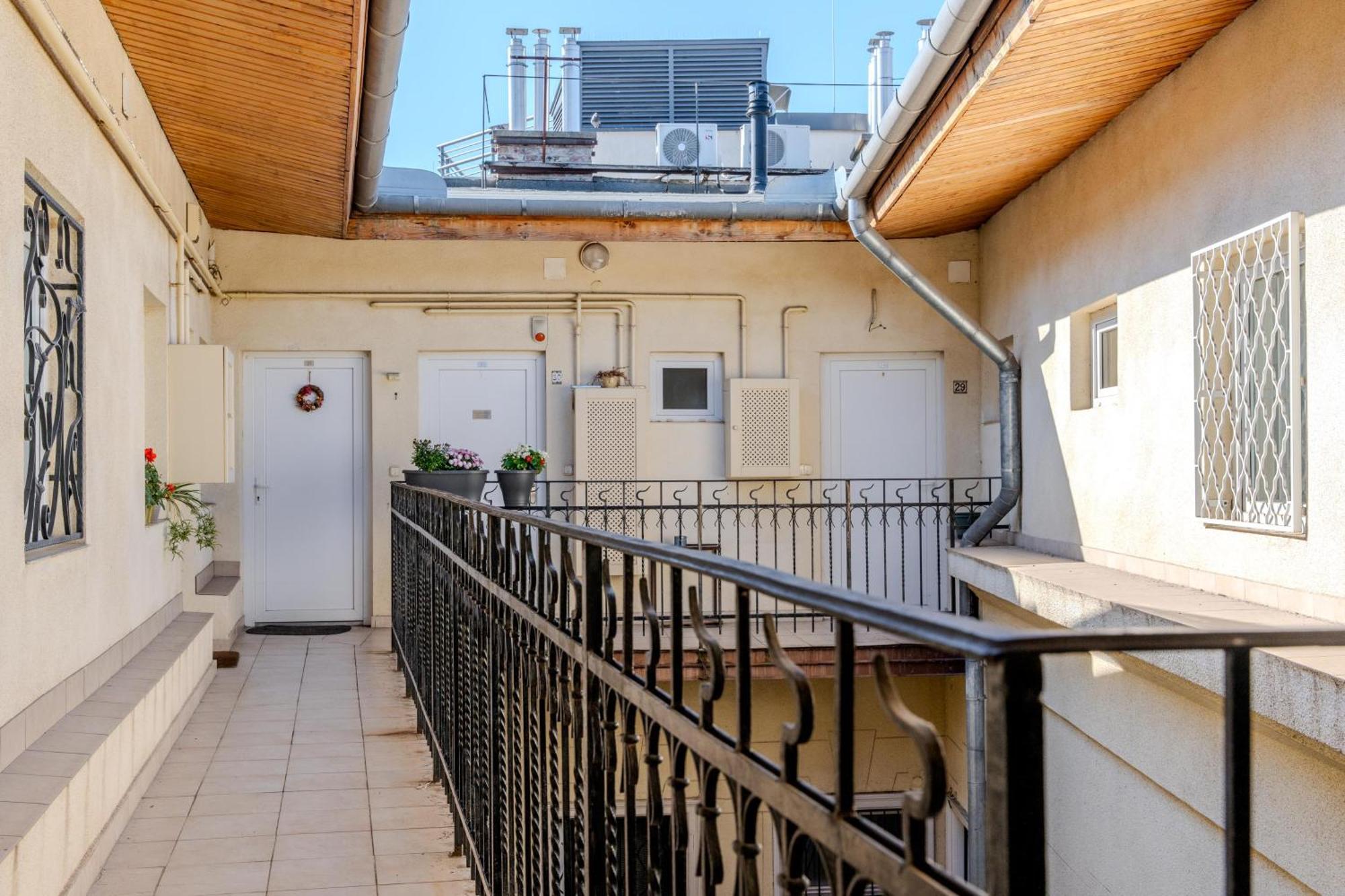 Cozy Flat In The Heart Of Buda Budapest Bagian luar foto