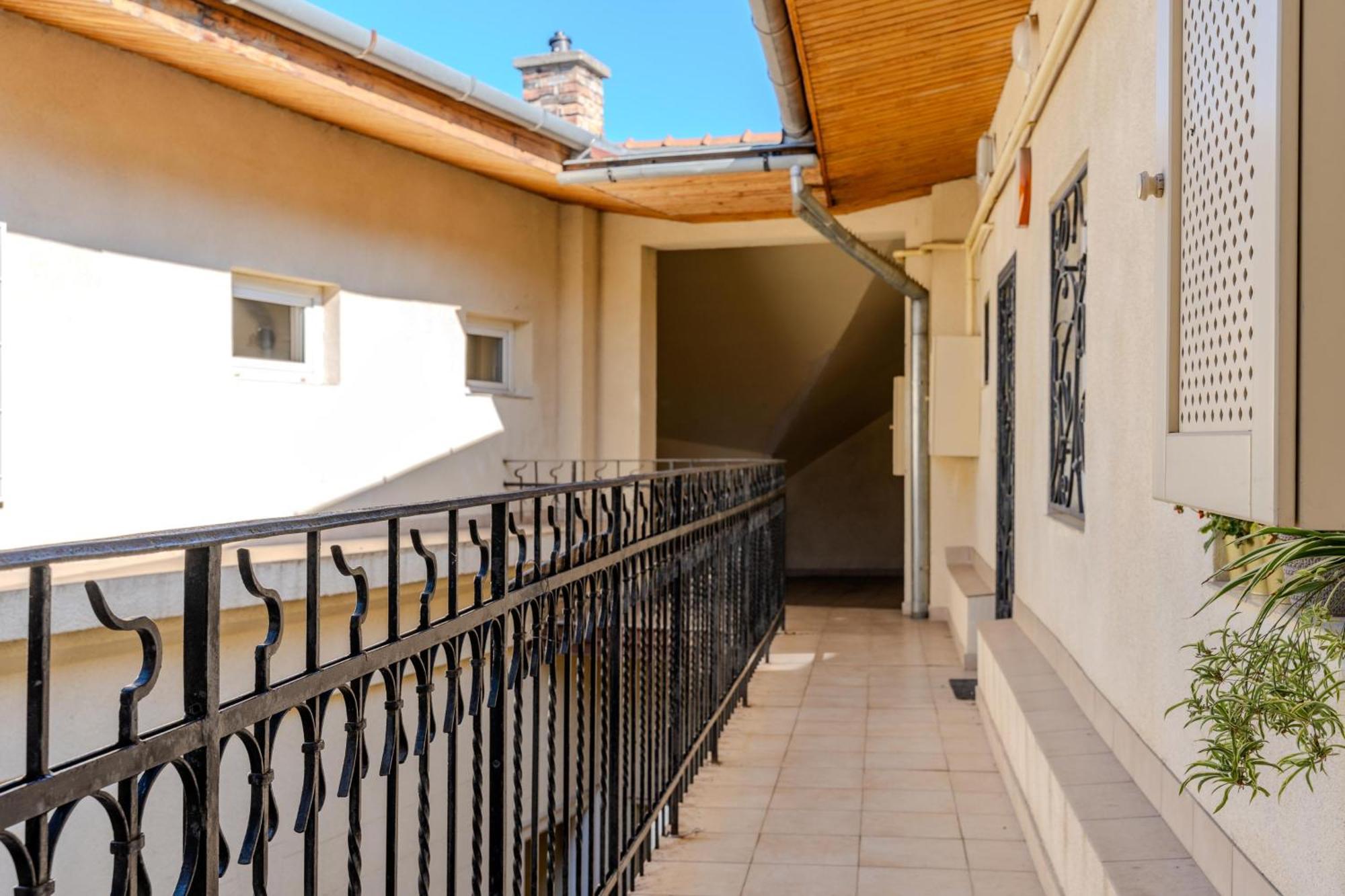 Cozy Flat In The Heart Of Buda Budapest Bagian luar foto